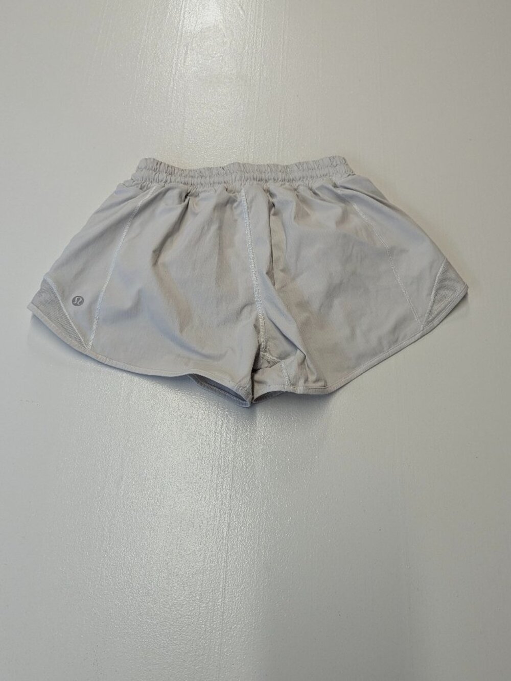Lululemon Hotty Hot Short II *Long 4" Light Gray *Small Flaw